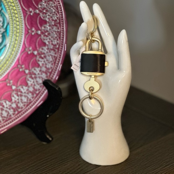 NWT COACH Lock And Key Ring Style C1679 Black And Gold - Picture 3 of 10